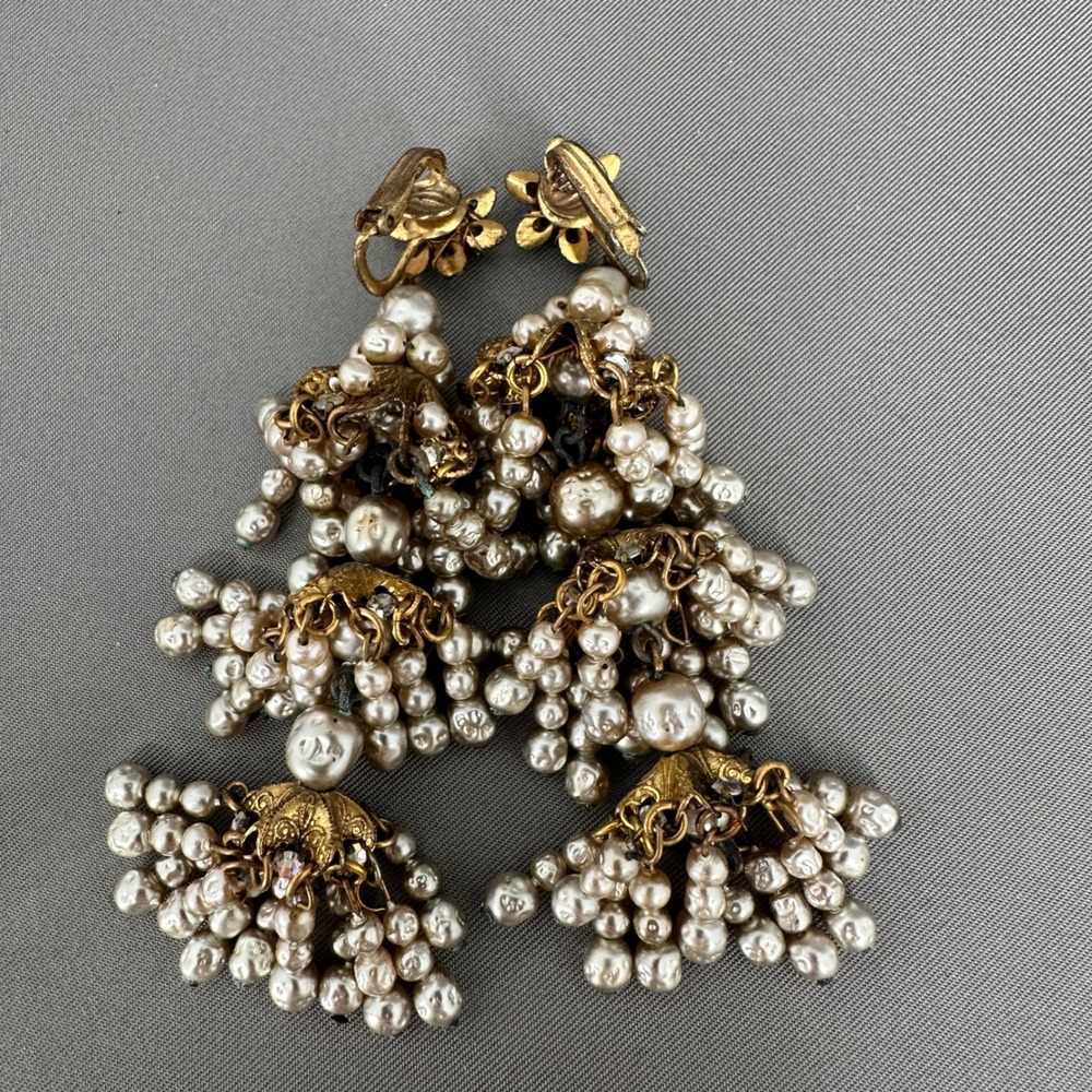 Vintage 80s Faux Pearl Gold Tone Tiered Gatsby Chandelier Clip On Earrings - Picture 4 of 7
